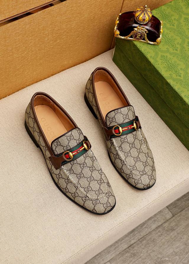 商品商标：Gucci 古驰 休闲皮鞋 正码码数: 38-44 45.46订制 商品材料：精选 进口头层布料鞋面+原版五金扣，进口牛皮内里。强烈立体视觉效果，组合